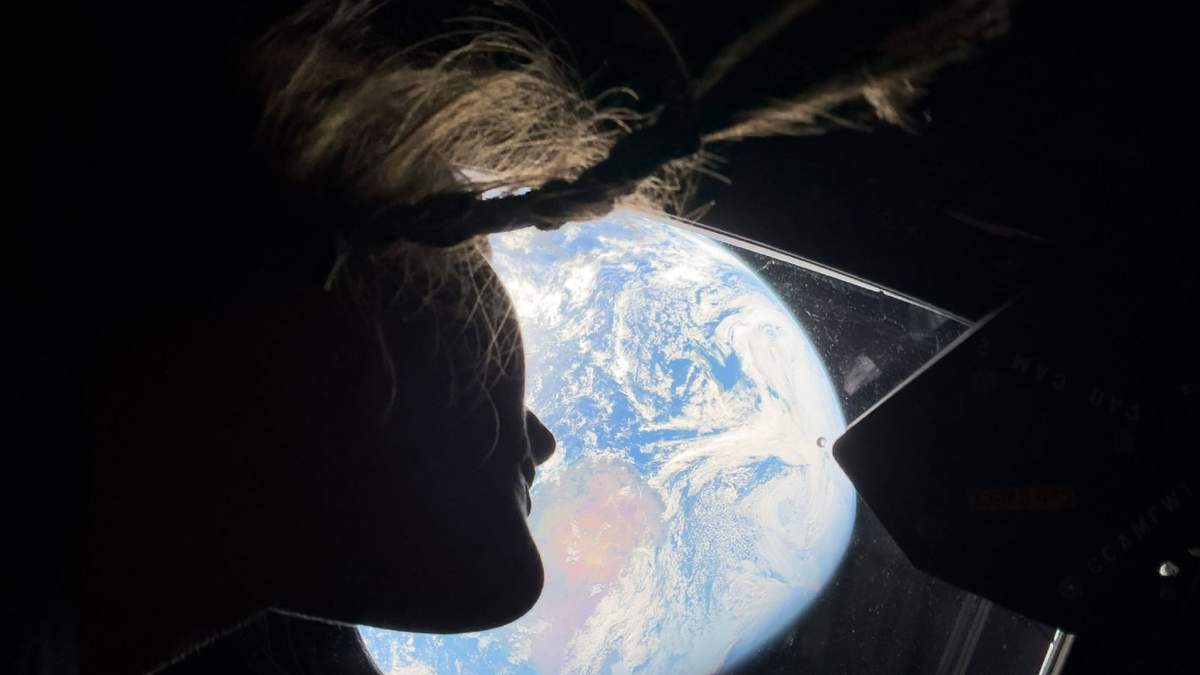 La astronauta Christina Koch, especialista de la misión Artemis II, mirando hacia la Tierra desde una de las ventanas de la cabina principal de la nave espacial Orion, el jueves 2 de abril de 2026