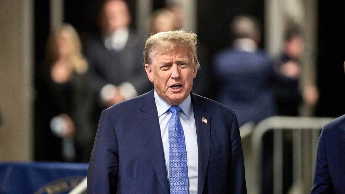 El expresidente estadounidense Donald Trump afuera del tribunal en Manhattan el 26 de abril de 2024