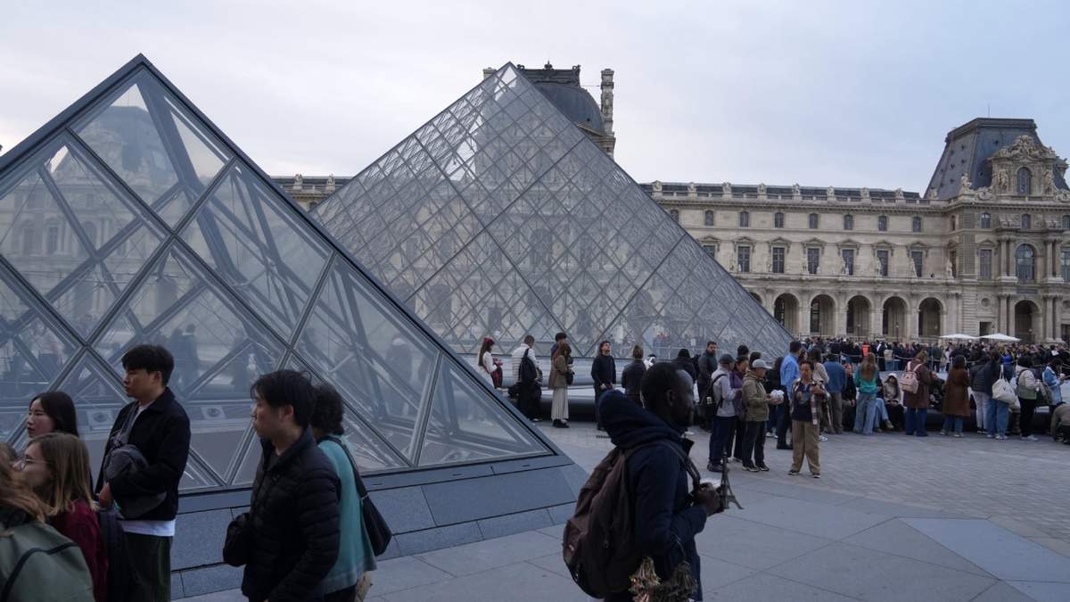 Visitantes hacen fila para entrar en el museo del Louvre tres días después del robo de joyas históricas a plena luz del día, el 22 de octubre de 2025 en París