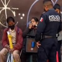 Policía de Texcoco desaloja a invidente y desata indignación en redes sociales