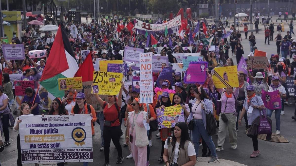 Mujeres marchan en la CDMX en el Día Internacional de la Eliminación de la Violencia contra la Mujer