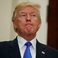 Trump respalda proyecto de ley que reduciría a la mitad el acceso de inmigrantes legales