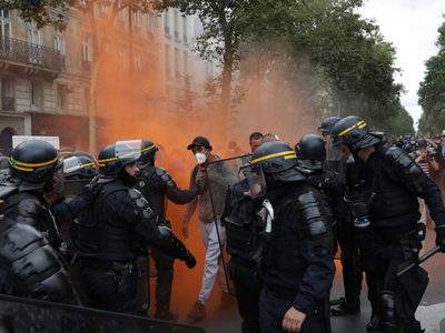 La policía francesa dispersa nueva protesta contra el certificado de vacunación