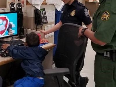 Una escena desgarradora en la frontera México-EU: un niño pequeño vagando solo