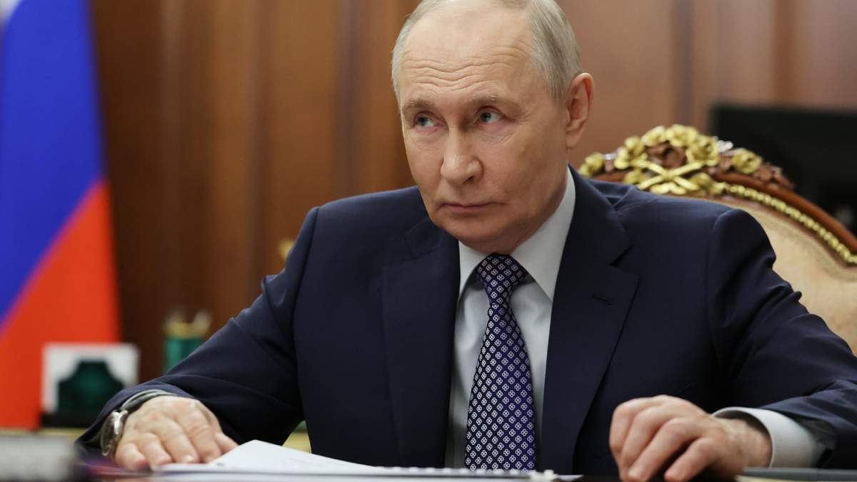 El presidente ruso Vladímir Putin escucha al viceprimer ministro y jefe del Gabinete del Gobierno, Dmitry Grigorenko, durante su reunión en el Kremlin, en Moscú