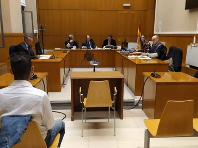Condenan en España a tuitero por difundir noticias falsas xenófobas