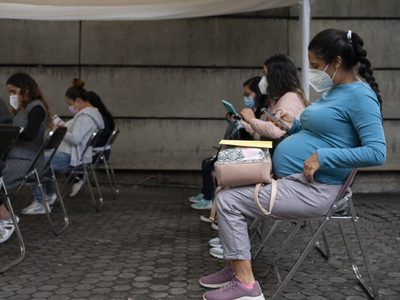 Las vacunas protegen más a las embarazadas y a los bebés si se administran en el tercer trimestre