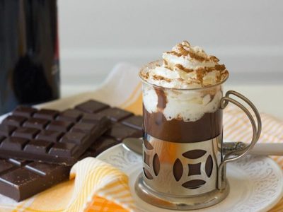 La bebida ideal para días fríos: chocolate caliente con vino