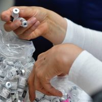 EU autoriza la cuarta dosis de vacuna contra covid-19 de Pfizer y Moderna para mayores de 50 años
