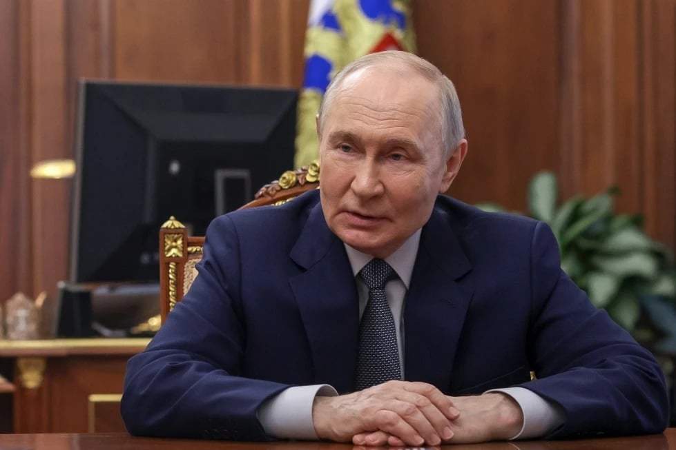 El presidente ruso Vladimir Putin escucha al jefe de la República de Mordovia, Artyom Zdunov, en el Kremlin en Moscú, el lunes 4 de mayo de 2026.