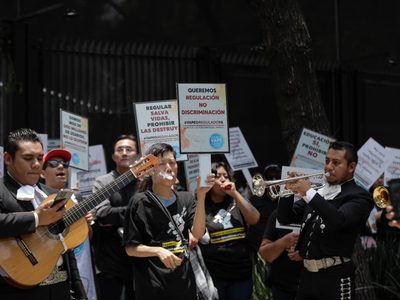 Con mariachi, asociaciones a favor de regularizar vapeadores se manifiestan en el Senado