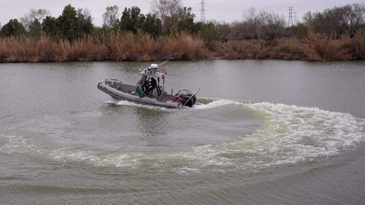 Un agente de la Patrulla Fronteriza efectúa una ronda de vigilancia en el río Bravo, en la frontera entre Texas y México