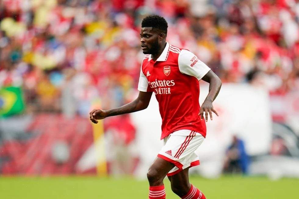 El centrocampista del Arsenal, Thomas Partey, corre con el balón contra el Everton durante la primera mitad de un partido amistoso de pretemporada, el sábado 16 de julio de 2022, en Baltimore.