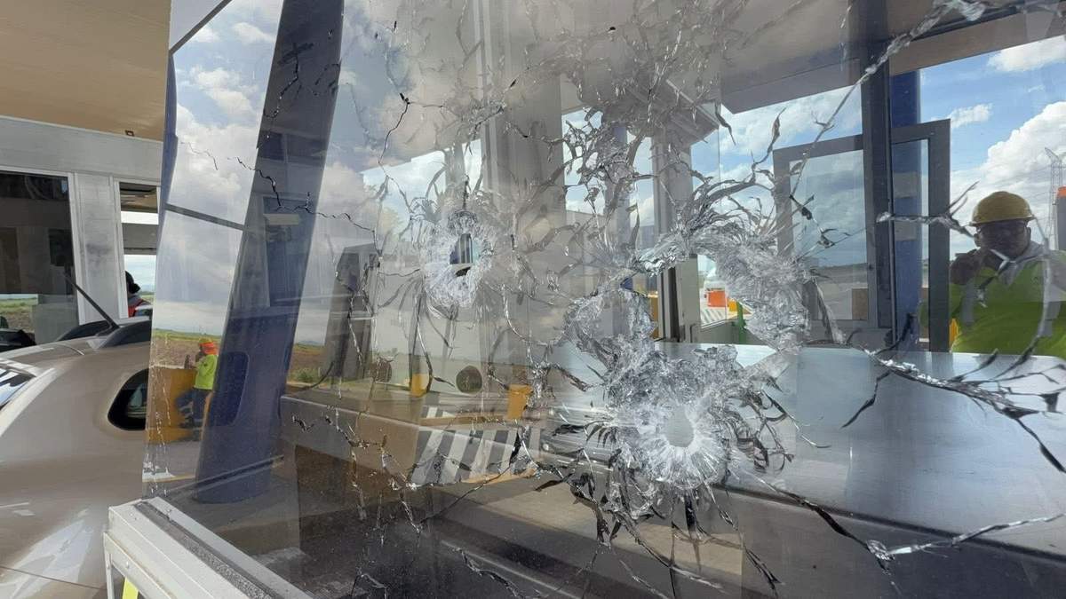Impactos de bala en la ventanilla de la caseta de cobro de San Pedro, Navolato, en la autopista Culiacán-Mazatlán, tras un enfrentamiento entre criminales y elementos de la Guardia Naciona