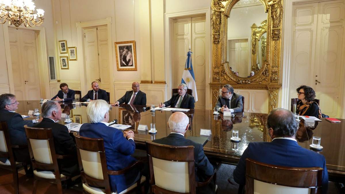 Alberto Fernández junto a autoridades de la UIA. Fuente: (Twitter)