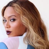 ¡Muy grandes! Beyoncé utiliza sus mejores atributos físicos para promocionar su nuevo proyecto