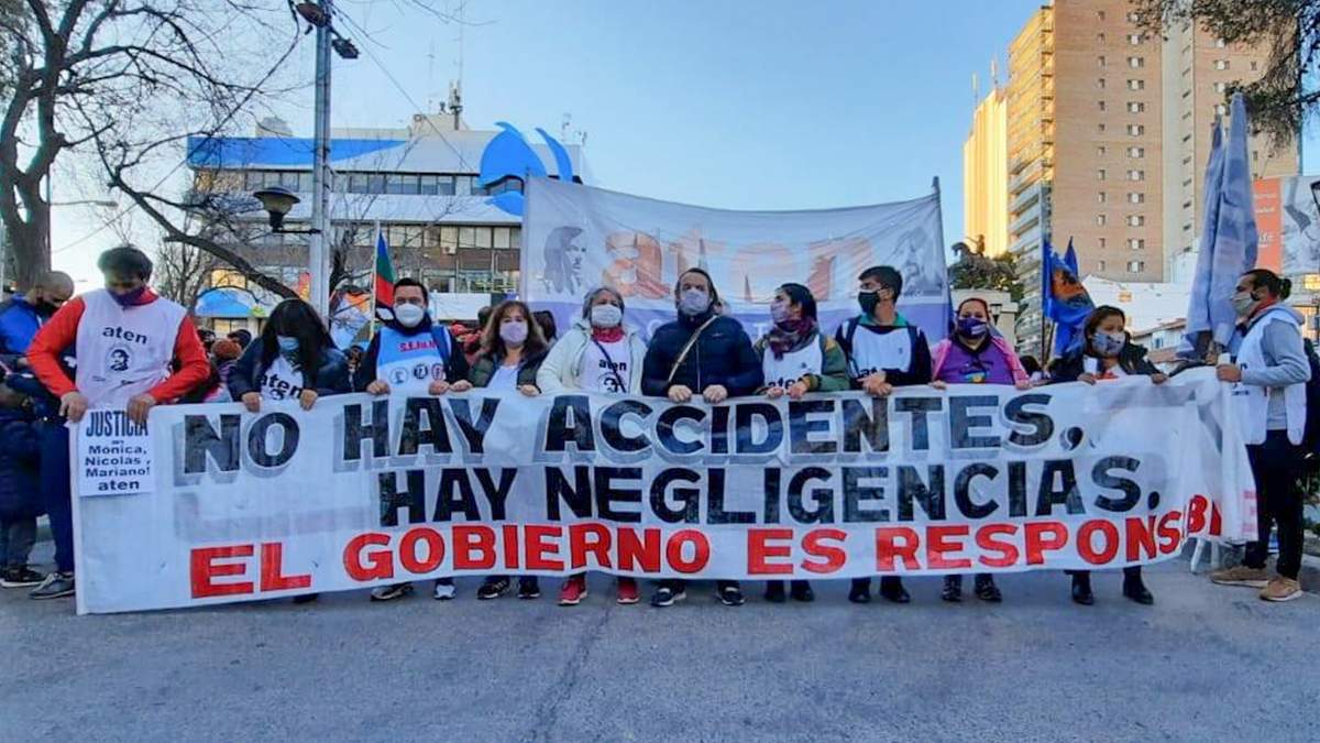 Marcha por la explosión en el establecimiento educativo Aguada San Roque. Fuente: (Twitter)