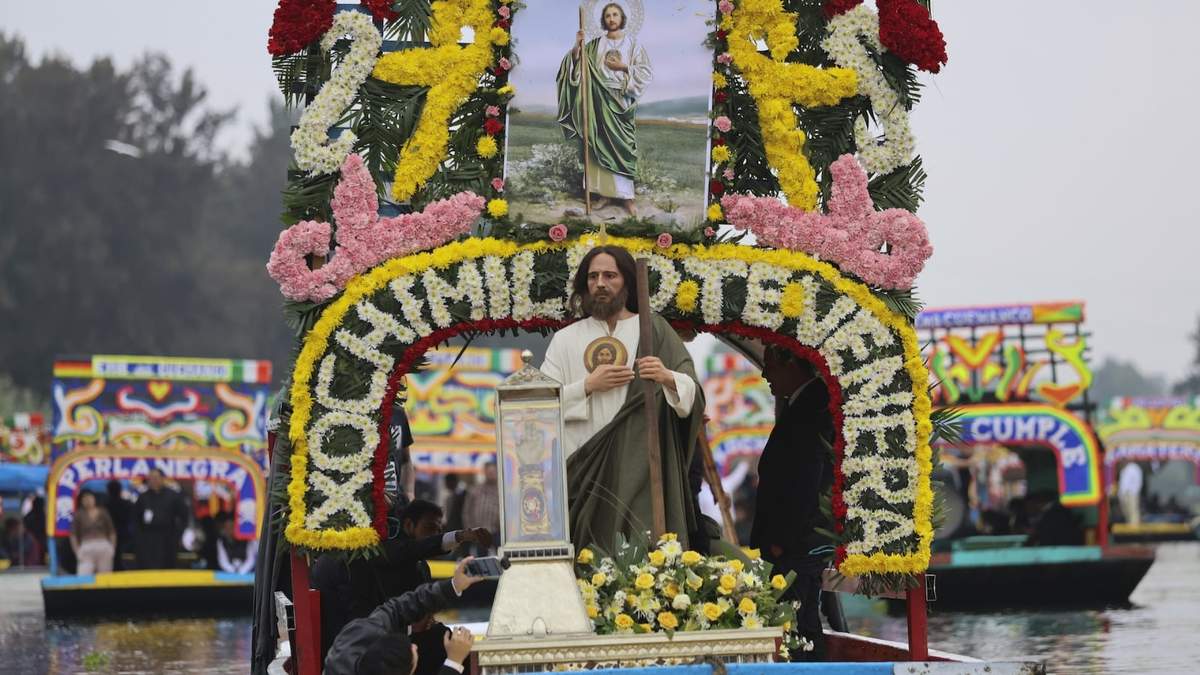 Una reliquia de San Judas Tadeo es transportada en una urna de vidrio en una trajinera