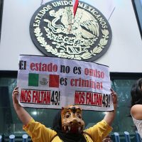 Padres de los 43 convocan a mitin político frente a Segob