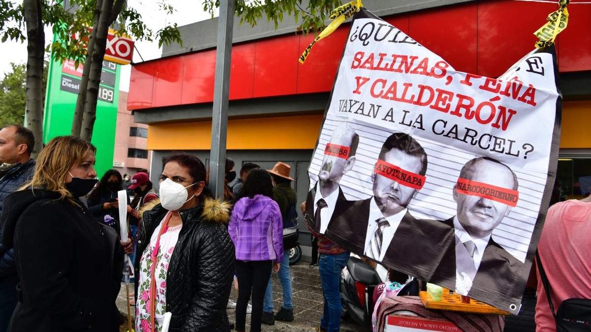 Una manta para promocionar la consulta sobre el juicio a expresidentes