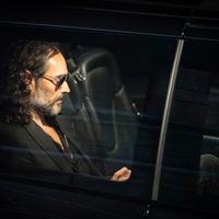 YouTube suspende cuenta de Russell Brand tras acusaciones de abuso sexual