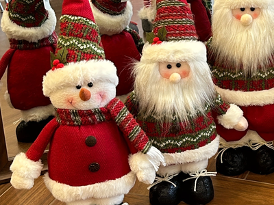 Con una mopa de limpiar el piso y un frasco de vidrio, hacé el papá Noel más tierno para decorar tu casa