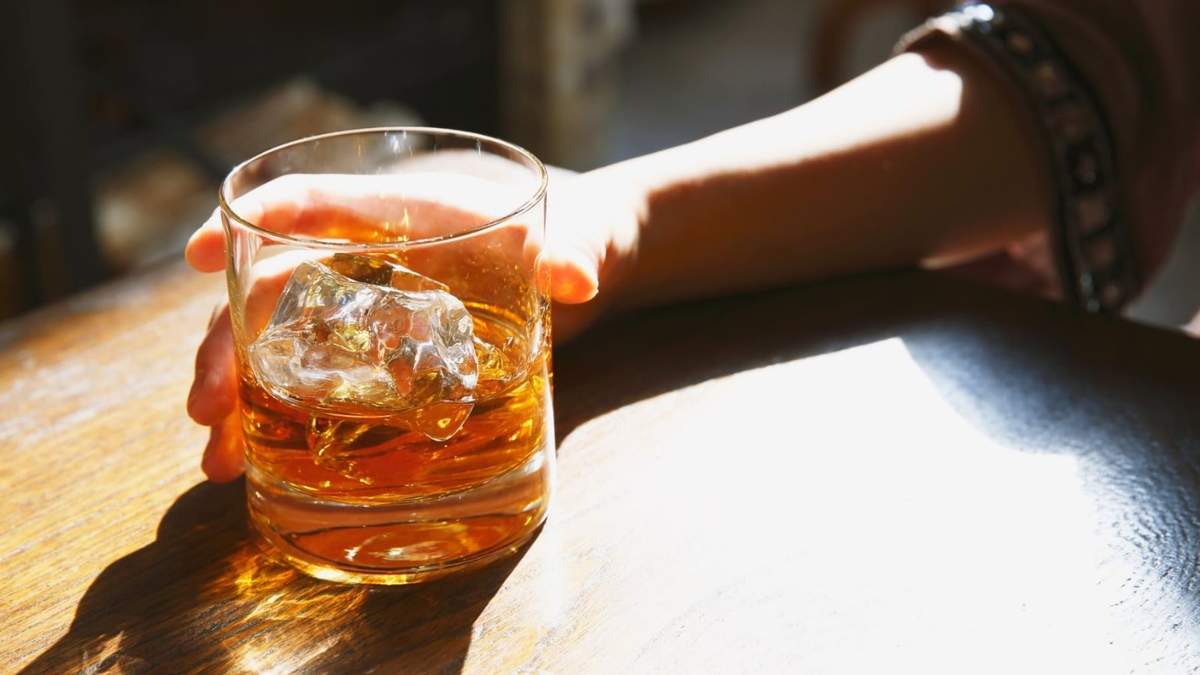 Profeco evaluó whiskies y destacó una opción mexicana de bajo costo que cumple con las normas.