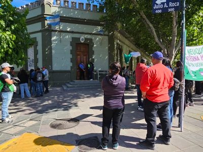 Trabajadores de Salud se encadenaron frente a Casa de Gobierno por falta de pago: “No se aguanta más”