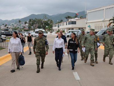 En Acapulco, Sheinbaum ordena restablecer los caminos y el abasto de agua