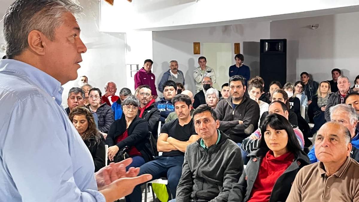 Rolando Figueroa con comerciantes de Neuquén. Fuente (Prensa Figueroa)