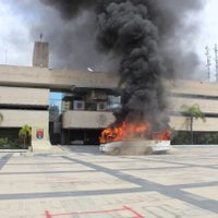 Normalistas queman llantas y un microbús en la plaza central de Tuxtla Gutiérrez