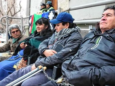 Sigue el reclamo de comunidades mapuche en Neuquén y ahora llevaron caballos a Casa de Gobierno