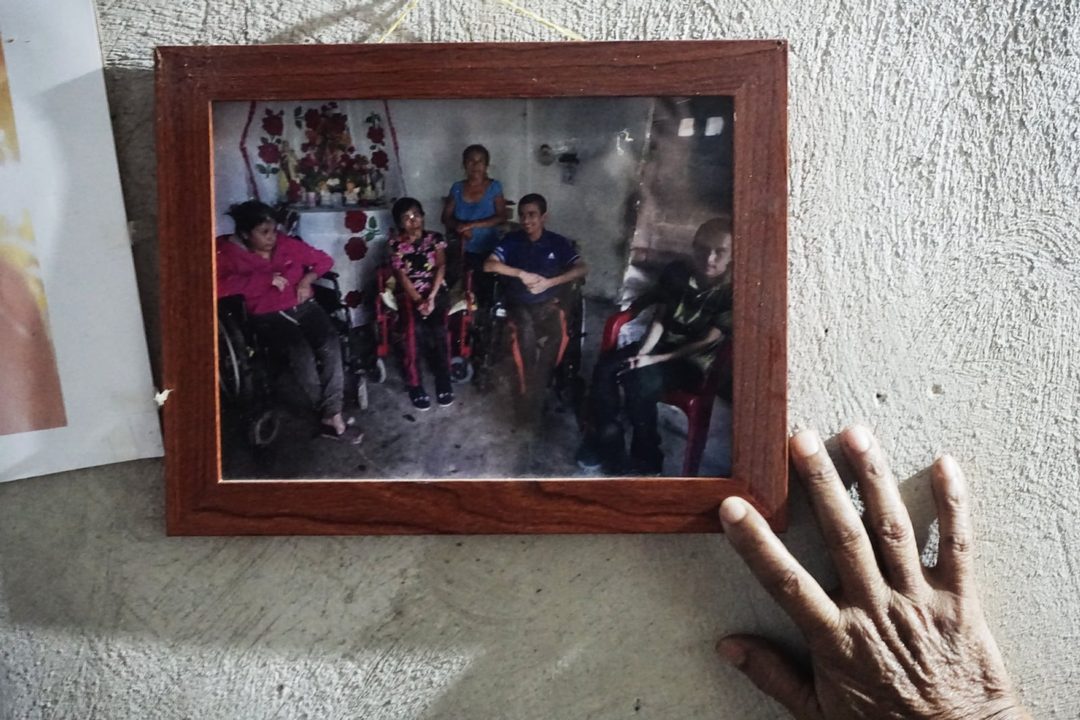 FOTO 10 Don~a Miguelina muestra una foto donde esta´n sus dos hijos fallecidos junto de ella.