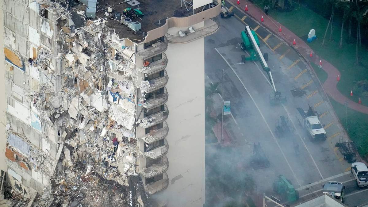 Humo en el área del colapso del edificio Champlain Towers South