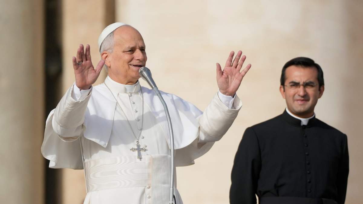 El papa León XIV saluda a los fieles antes de presidir una misa especial por el Jubileo de los Pobres en la Plaza de San Pedro en el Vaticano el domingo