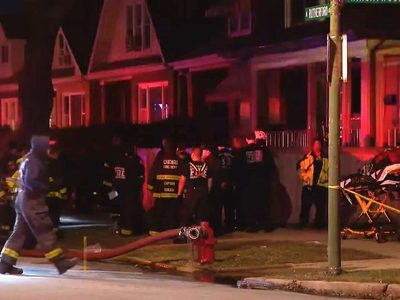 Bombero pierde a toda su familia en incendio en Chicago
