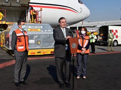 Ebrard recibe embarque con 585 mil dosis de vacunas de Pfizer-BioNTech