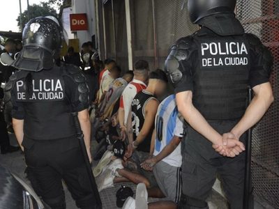 Violencia en el fútbol: la policía detuvo a barras de Nacional de Uruguay y los acusan de causar incidentes en CABA