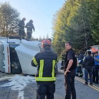 Un camión que trasladaba alimentos volcó en la Ruta 40, cerca de Villa La Angostura