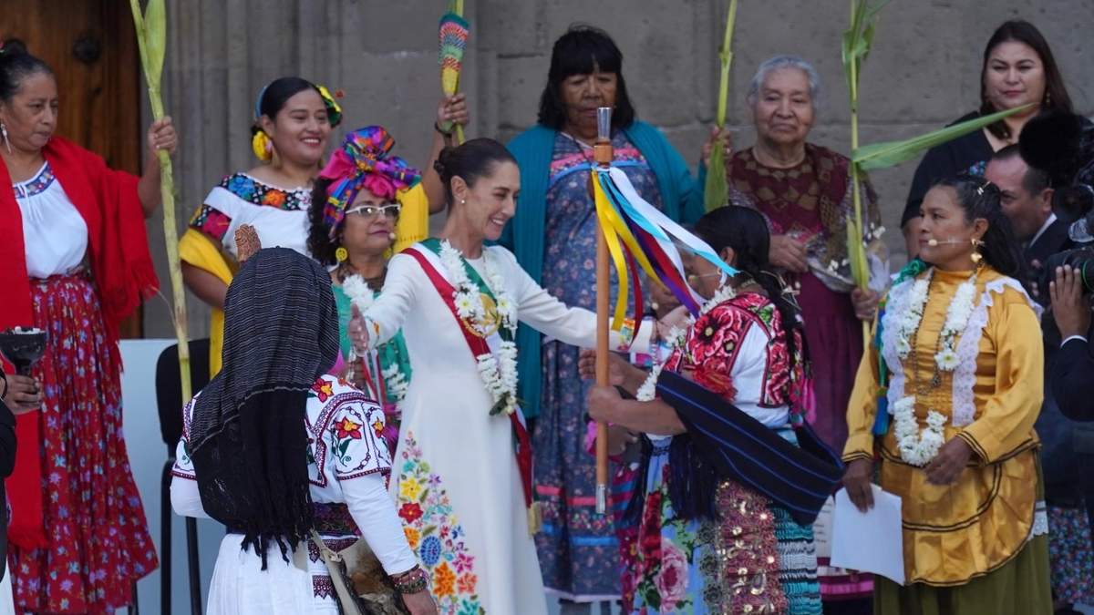 Claudia Sheinbaum al recibir el bastón de mando