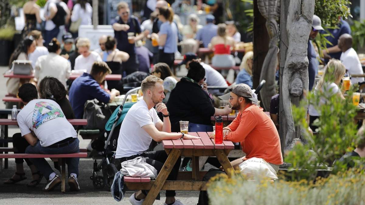 Reabren pubs, restaurantes y cafés en el Reino Unido. Fuente: (Twitter)