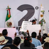 Abuchean, arrojan flores y corren al alcalde de Juan C. Bonilla en su informe (Video)