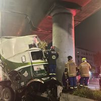 Tráiler choca contra pilar de la Línea B del Metro; reportan un muerto