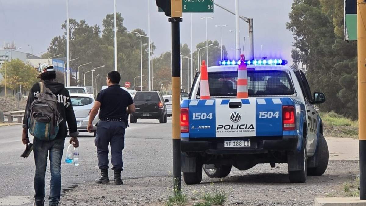 La Policía intervino ante la guerra de piedrazos entre limpiavidrios. Fuente (Centenario Digital)