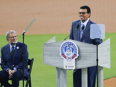 Los Dodgers de Los Ángeles retiraron el número 34 del “Toro” Fernando Valenzuela