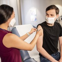 Otro éxito para Pfizer: su vacuna es 100% efectiva en jóvenes de 12 a 15 años