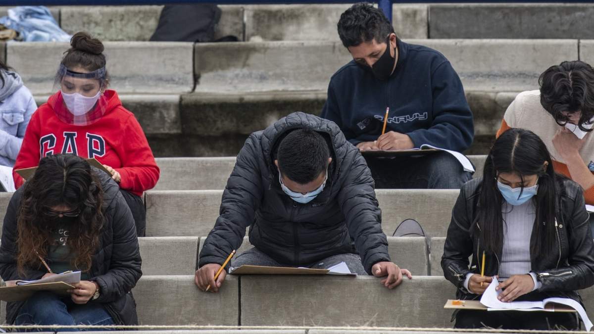 Aspirantes de nivel superior durante el examen de admisión