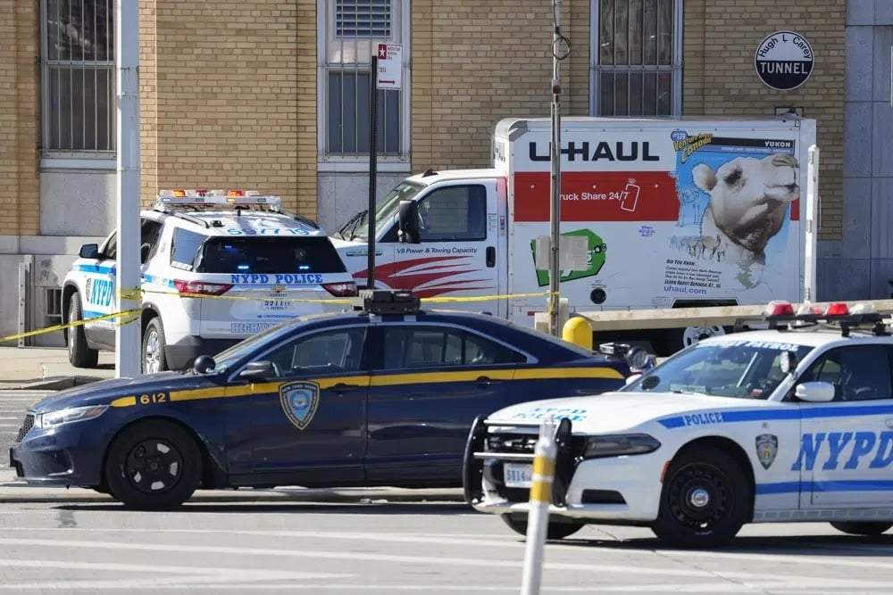 Policías arrestan al conductor de un camión de mudanzas de U-Haul que atropelló a 8 personas en Nueva York el 13 de febrero de 2023