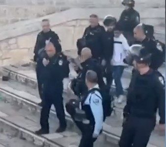 Más de 150 palestinos resultaron heridos al enfrentar a fuerzas de Israel en mezquita de Jerusalén