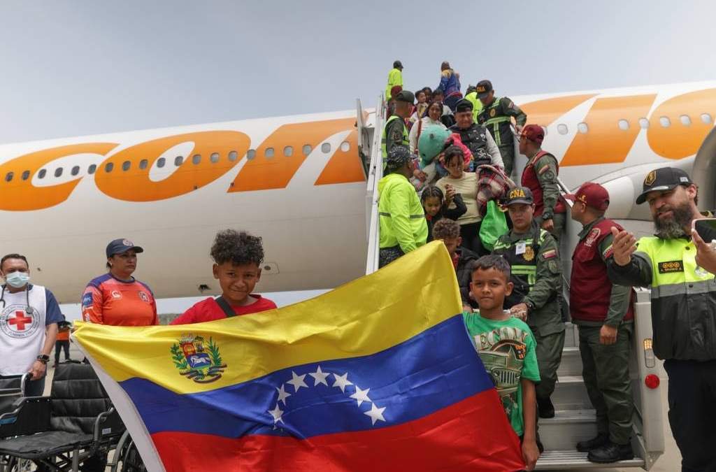 Venezolanos llegan a su país, procedentes de México
